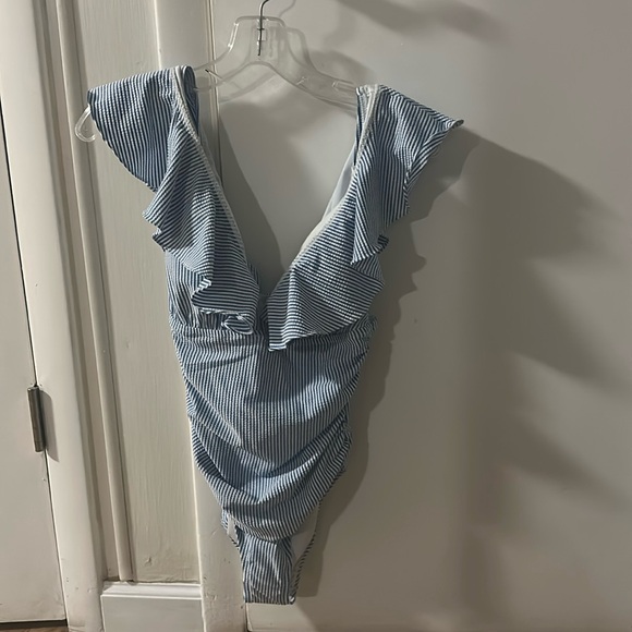 Ruched ruffle one-piece swimsuit in seersucker - Picture 4 of 8